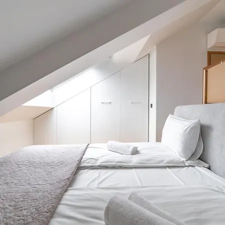 Апартаменти Modern 2bdrm Aprtm W Cinema & 2 Bathrooms